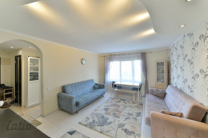 Pārdod mēbelētu, siltu, gaišu, četristabu dzīvokli labā stāvoklī, trīs izolētas Rīga - foto 2