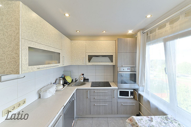 Pārdod mēbelētu, siltu, gaišu, četristabu dzīvokli labā stāvoklī, trīs izolētas Rīga - foto 3