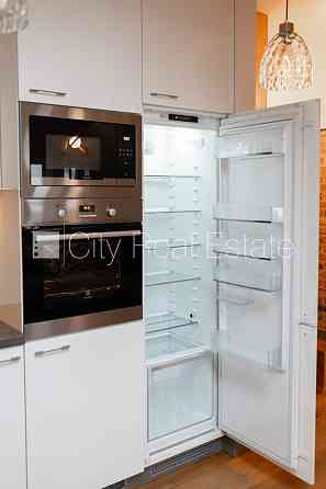 Въездные ворота оснащены автоматической подъёмной системой, бесплатная стоянка Рига