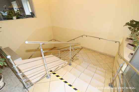 Izīrē telpas tirdzniecības centrā "Maxima" Ziepniekkalnā. Telpas izvietotas ēkas otrajā stāvā ar iee Rīga