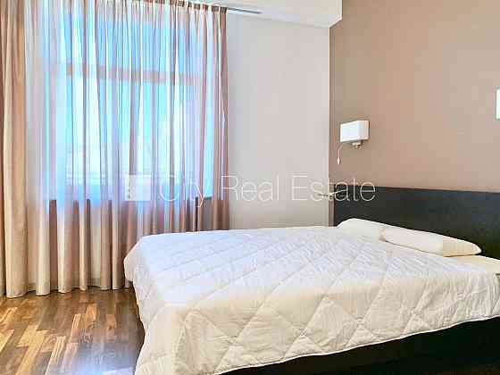 Новостройка, благоустроенный озеленённый двор, подземная стоянка, во дворе Rīga