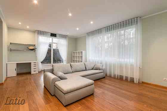 Pārdod mājīgu un pilnībā mēbelētu divstāvu privātmāju Jūrmalā  īpašumu, kurš apvieno patīkamu mieru  Jūrmala