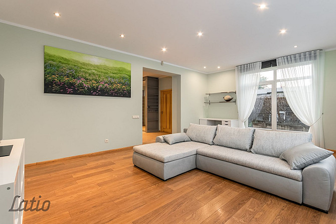 Pārdod mājīgu un pilnībā mēbelētu divstāvu privātmāju Jūrmalā  īpašumu, kurš apvieno Jūrmala - foto 4