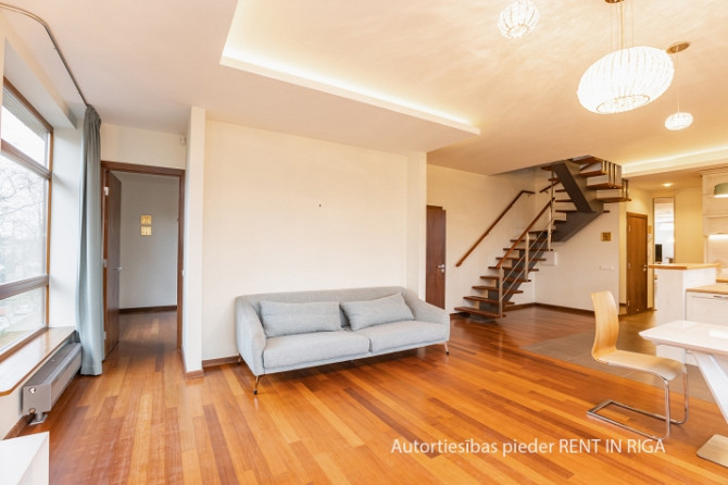 Tiek izīrēts plašs divstāvu 4 istabu dzīvoklis (138 kv m) ar lielu terasi un balkonu (kopējā Rīga - foto 5