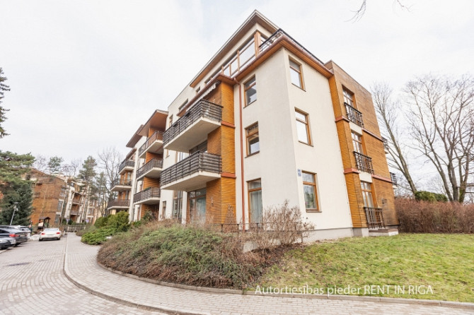 Tiek izīrēts plašs divstāvu 4 istabu dzīvoklis (138 kv m) ar lielu terasi un balkonu (kopējā Rīga - foto 1