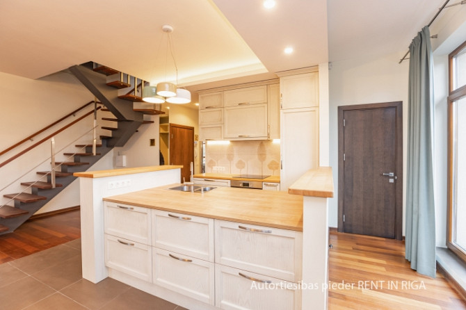 Tiek izīrēts plašs divstāvu 4 istabu dzīvoklis (138 kv m) ar lielu terasi un balkonu (kopējā Rīga - foto 6