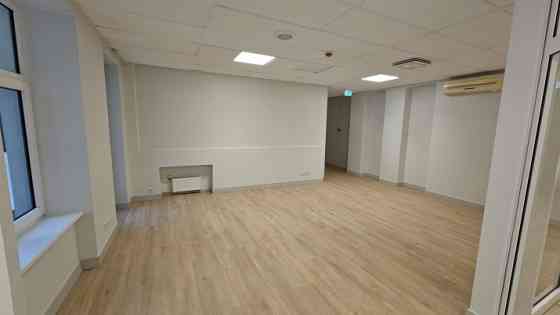 Biroja telpas labi uzturētā biroju ēkā Meierovica bulvārī 16, minūtes gājiena attālumā no Laimas pul Rīga