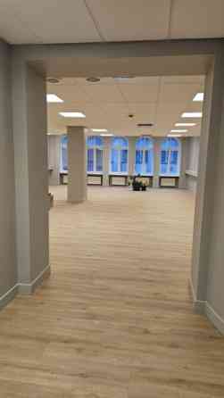 Biroja telpas labi uzturētā biroju ēkā Meierovica bulvārī 16, minūtes gājiena attālumā no Laimas pul Rīga