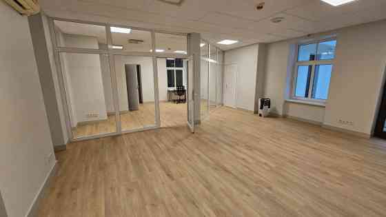 Biroja telpas labi uzturētā biroju ēkā Meierovica bulvārī 16, minūtes gājiena attālumā no Laimas pul Rīga