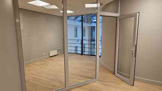 Biroja telpas labi uzturētā biroju ēkā Meierovica bulvārī 16, minūtes gājiena attālumā no Laimas pul Rīga