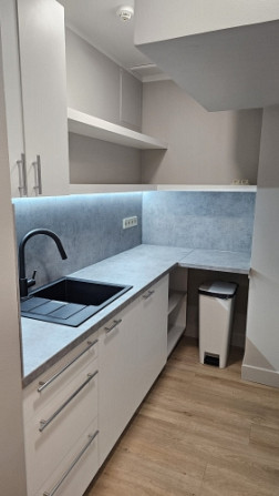 Biroja telpas labi uzturētā biroju ēkā Meierovica bulvārī 16, minūtes gājiena attālumā no Rīga - foto 7