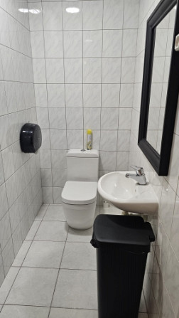 Biroja telpas labi uzturētā biroju ēkā Meierovica bulvārī 16, minūtes gājiena attālumā no Rīga - foto 8