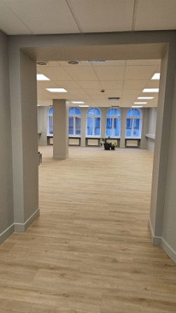 Biroja telpas labi uzturētā biroju ēkā Meierovica bulvārī 16, minūtes gājiena attālumā no Rīga - foto 2