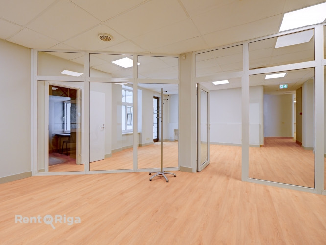 Office premises in a well-maintained office building at Meierovica Boulevard 16, just a one-minute w Рига - изображение 18