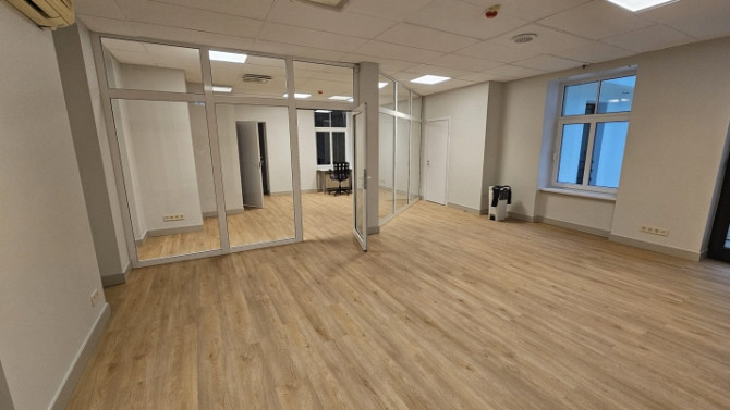Biroja telpas labi uzturētā biroju ēkā Meierovica bulvārī 16, minūtes gājiena attālumā no Rīga - foto 3