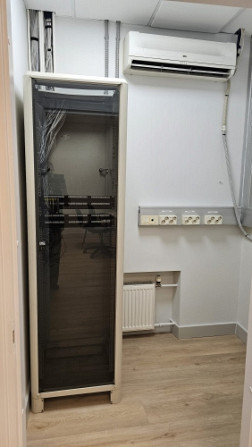 Biroja telpas labi uzturētā biroju ēkā Meierovica bulvārī 16, minūtes gājiena attālumā no Rīga - foto 9