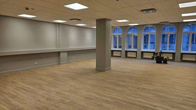 Biroja telpas labi uzturētā biroju ēkā Meierovica bulvārī 16, minūtes gājiena attālumā no Rīga - foto 1