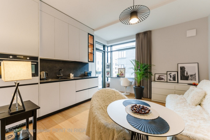 Stilīgs un mūsdienīgs dzīvoklis Rīgas centrā  Stabu iela 2A.  Šis dzīvoklis piedāvā Rīga - foto 1