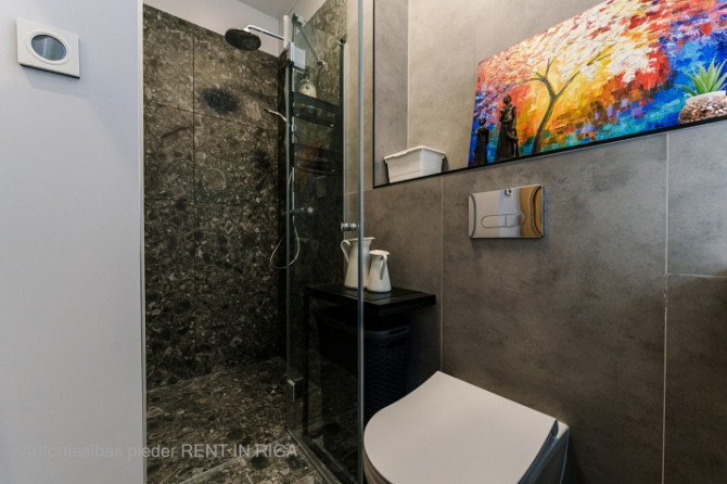 Stilīgs un mūsdienīgs dzīvoklis Rīgas centrā  Stabu iela 2A.  Šis dzīvoklis piedāvā Rīga - foto 9