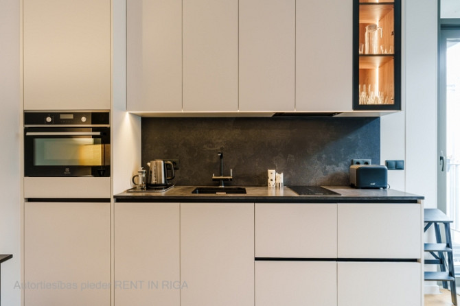 Stilīgs un mūsdienīgs dzīvoklis Rīgas centrā  Stabu iela 2A.  Šis dzīvoklis piedāvā Rīga - foto 2