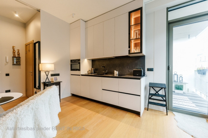 Stilīgs un mūsdienīgs dzīvoklis Rīgas centrā  Stabu iela 2A.  Šis dzīvoklis piedāvā Rīga - foto 3