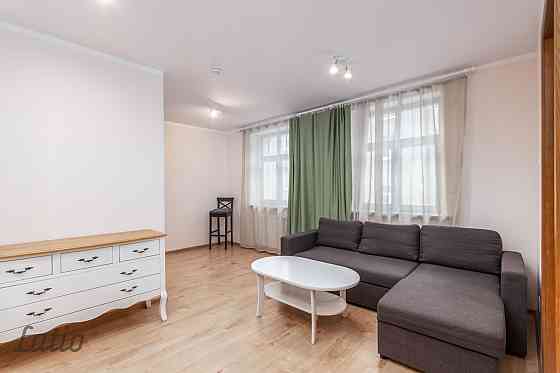 Pārdod mēbelētu divistabu dzīvokli 2017.gadā renovētā mūra namā, kas būvēts funkcionālisma stilā 193 Rīga