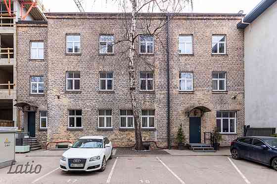 Pārdod mēbelētu divistabu dzīvokli 2017.gadā renovētā mūra namā, kas būvēts funkcionālisma stilā 193 Rīga