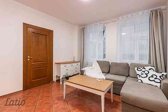 Pārdod mēbelētu divistabu dzīvokli 2017.gadā renovētā mūra namā, kas būvēts funkcionālisma stilā 193 Rīga