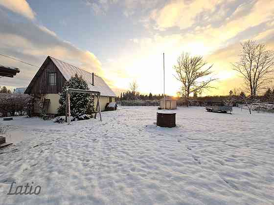 Pārdošanā nonācis īpašums Valkā, kas apvieno pilsētas ērtības ar lauku klusumu un zaļo mieru. Vasarn Валка и Валкский край