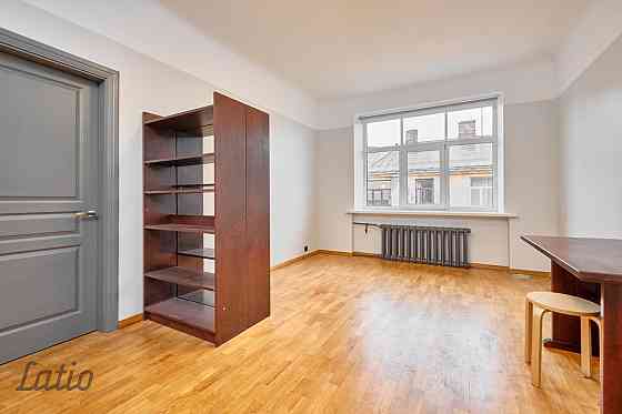 Saulains 3 istabu dzīvoklis, 62 kv. m, 6/6 st., kārtīga pirmskara māja pagalmā, remontēta kāpņu telp Рига