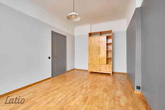 Saulains 3 istabu dzīvoklis, 62 kv. m, 6/6 st., kārtīga pirmskara māja pagalmā, remontēta kāpņu telp Рига