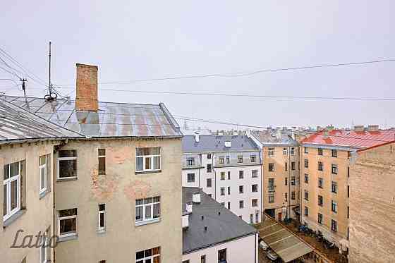 Saulains 3 istabu dzīvoklis, 62 kv. m, 6/6 st., kārtīga pirmskara māja pagalmā, remontēta kāpņu telp Рига