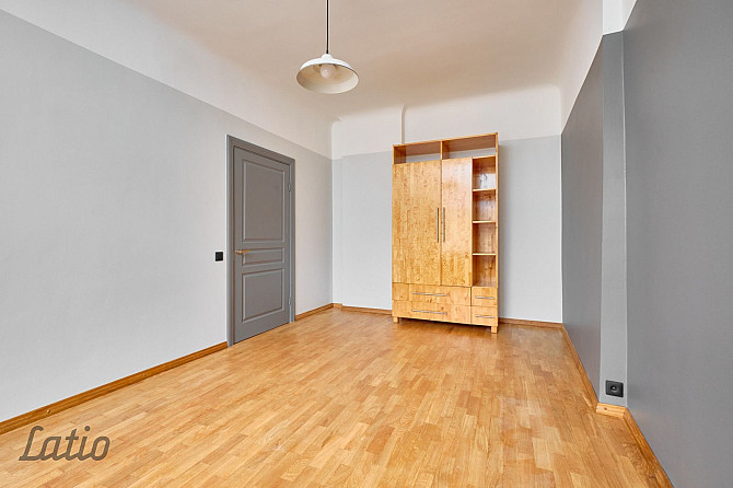 Saulains 3 istabu dzīvoklis, 62 kv. m, 6/6 st., kārtīga pirmskara māja pagalmā, remontēta kāpņu telp Рига - изображение 2