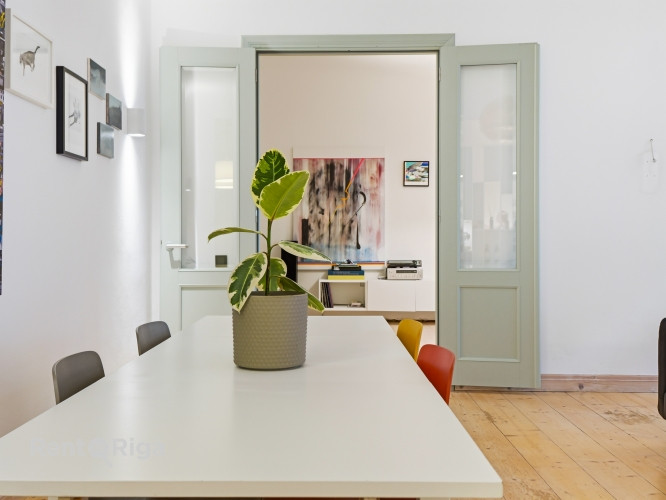 Tiek pārdots gaumīgs 5-istabu ģimenes dzīvoklis Skandināvu minimālisma stilā. Dzīvoklis ir Rīga - foto 2