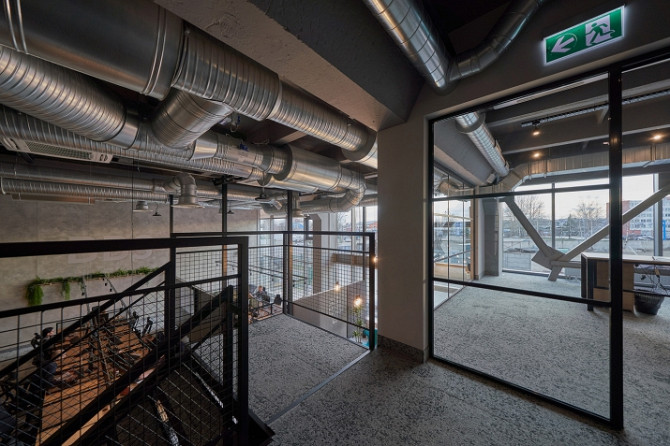 A modern, fully furnished and well-equipped office with a separate faade entrance. The premises are  Рига - изображение 2