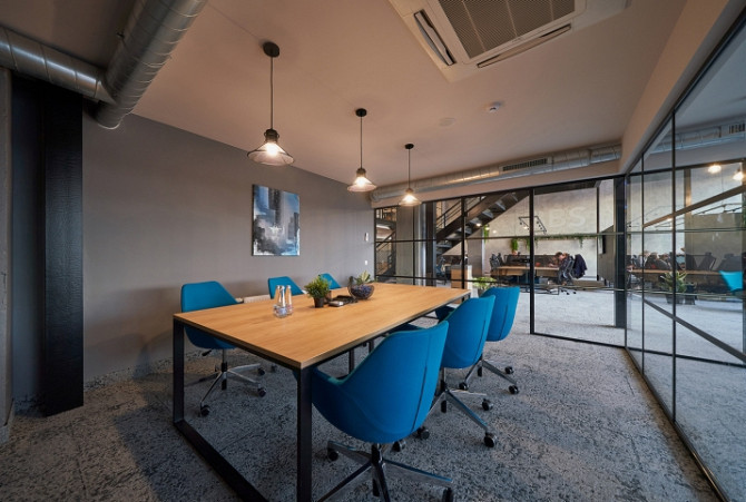 A modern, fully furnished and well-equipped office with a separate faade entrance. The premises are  Рига - изображение 8