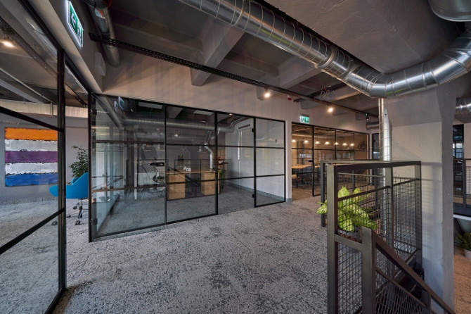 A modern, fully furnished and well-equipped office with a separate faade entrance. The premises are  Рига - изображение 4