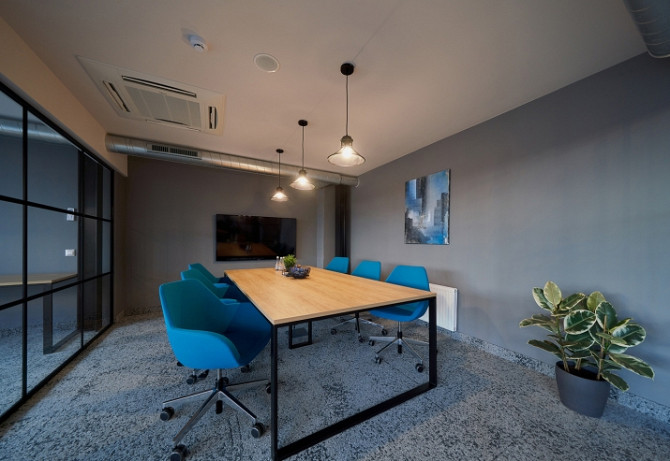 A modern, fully furnished and well-equipped office with a separate faade entrance. The premises are  Рига - изображение 9