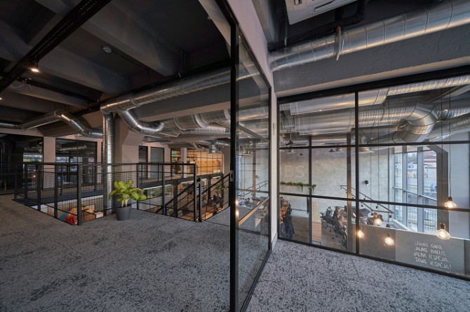 A modern, fully furnished and well-equipped office with a separate faade entrance. The premises are  Рига - изображение 7