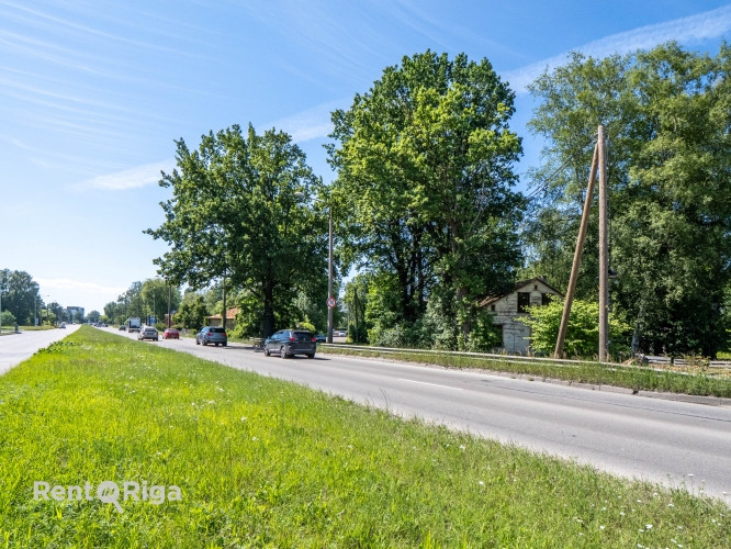 Zeme K. Ulmaņa gatves malā ar potenciālu piebrauktuvi no K. Ulmaņa gatves.   Adrese  Paltmales Rīga - foto 1