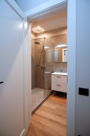 Mūsdienīgi dzīvokļi renovētā ēkā Āgenskalnā!  Trīs istabu divstāvīgs dzīvoklis Rīga - foto 9