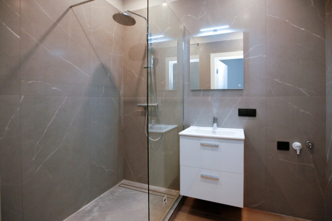 Mūsdienīgi dzīvokļi renovētā ēkā Āgenskalnā!  Trīs istabu divstāvīgs dzīvoklis Rīga - foto 8