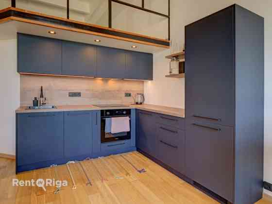 Продаётся элегантная двухуровневая студия!  Предлагается уникальная, недавно Rīga