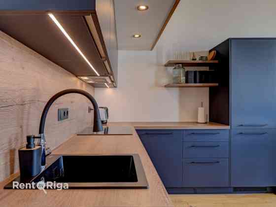 Продаётся элегантная двухуровневая студия!  Предлагается уникальная, недавно Rīga