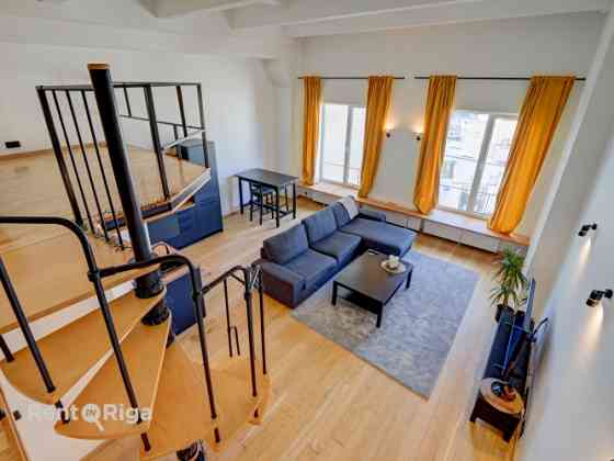 Продаётся элегантная двухуровневая студия!  Предлагается уникальная, недавно Rīga