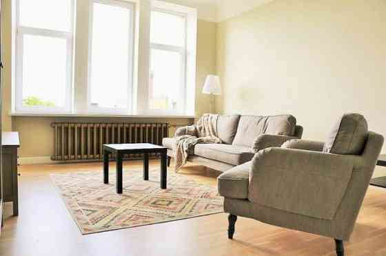 Tiek izīrēts izremontēts, gaišs un mājīgs jūgendstila dzīvoklis Skolas ielā - augstie griesti, divvi Rīga