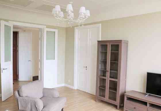 Tiek izīrēts izremontēts, gaišs un mājīgs jūgendstila dzīvoklis Skolas ielā - augstie griesti, divvi Rīga