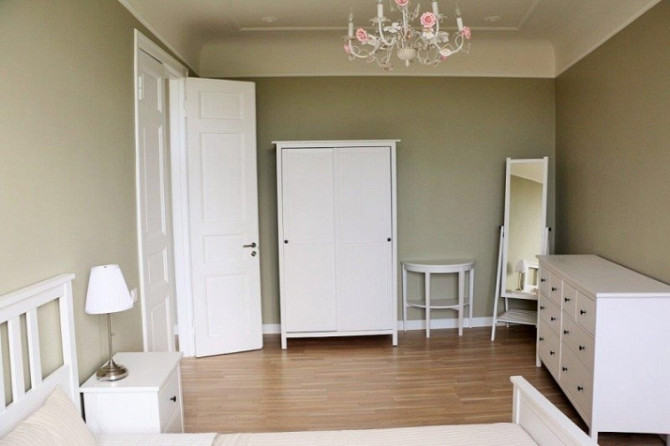 Tiek izīrēts izremontēts, gaišs un mājīgs jūgendstila dzīvoklis Skolas ielā - augstie griesti, divvi Рига - изображение 7