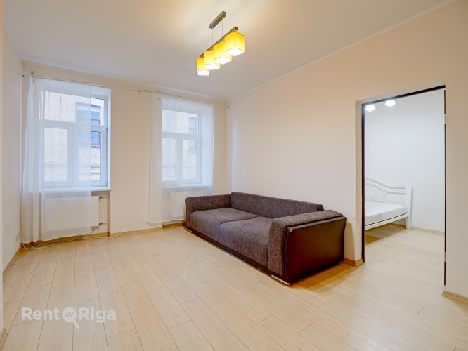 Tiek izīrēts divistabu dzīvoklis centrā sakārtota nama 3. stāvā. Dzīvoklī ir atsevišķa Rīga - foto 8
