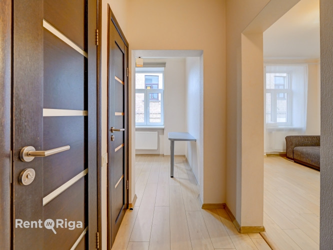 Tiek izīrēts divistabu dzīvoklis centrā sakārtota nama 3. stāvā. Dzīvoklī ir atsevišķa Rīga - foto 2